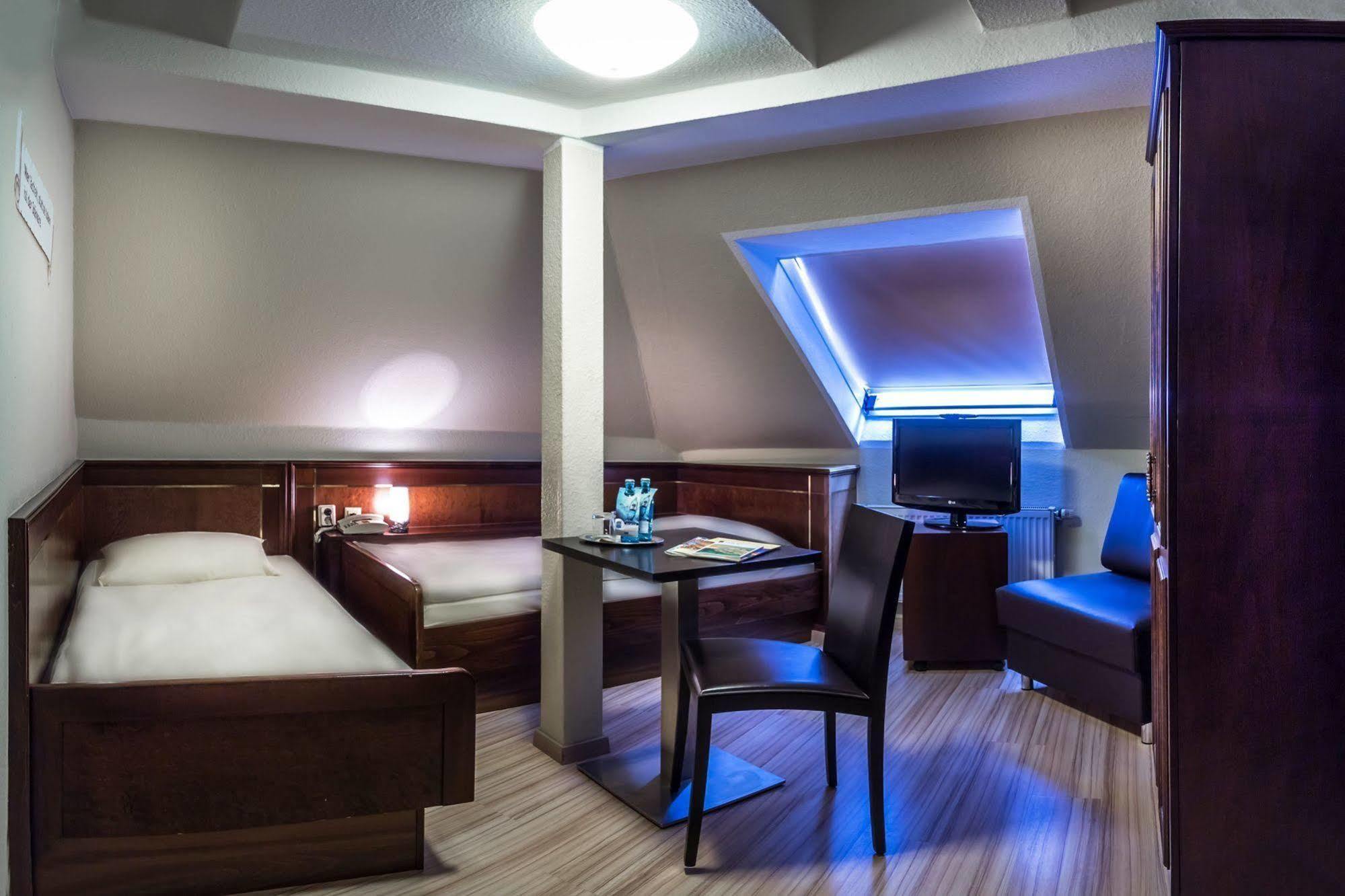 Hotel Am Wilhelmsplatz Stuttgart Ngoại thất bức ảnh