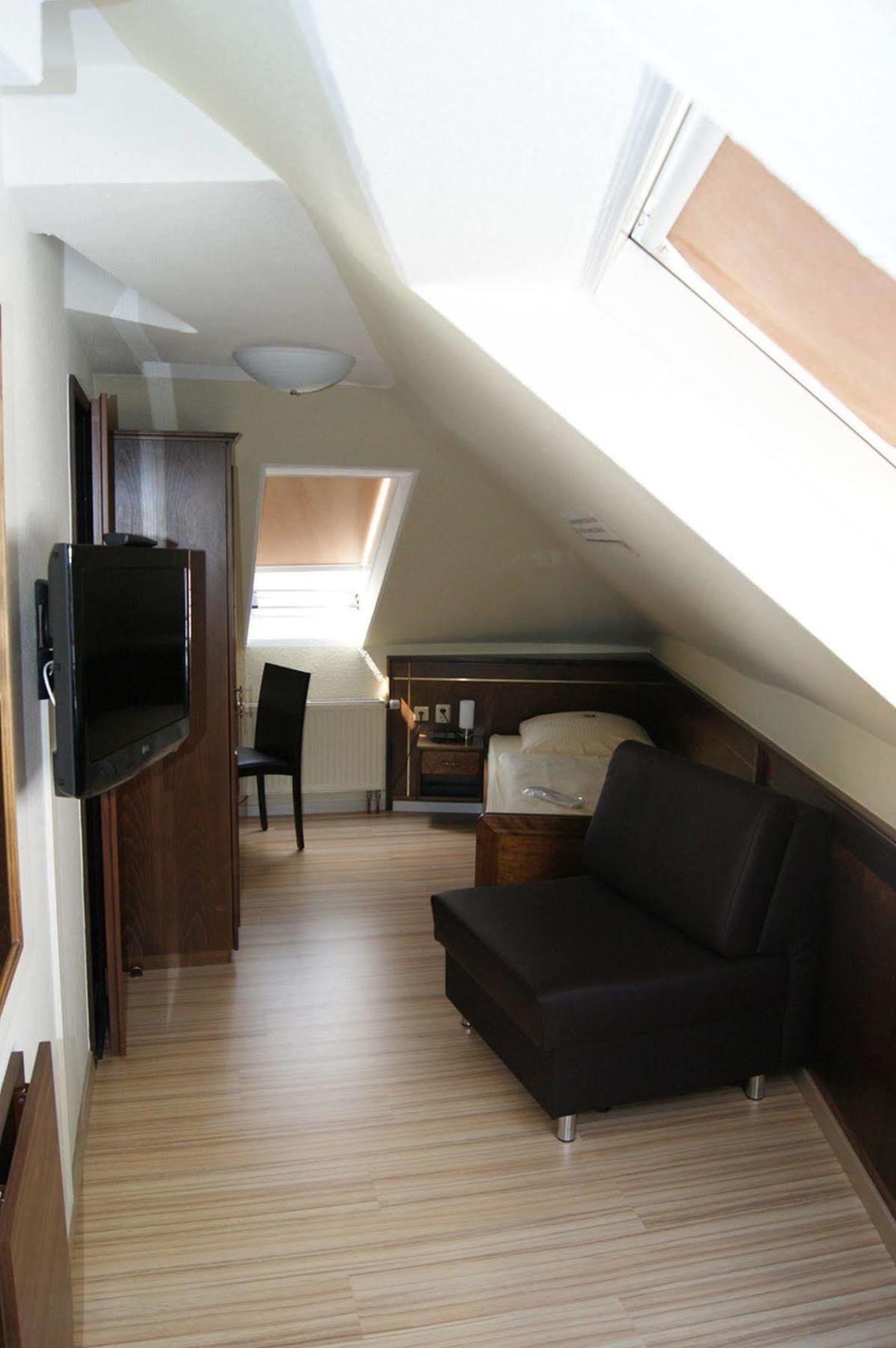 Hotel Am Wilhelmsplatz Stuttgart Ngoại thất bức ảnh